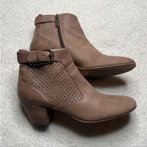 Aquatalia Bootie Ankle Boots Taupe Francie Leather Stacked Heel Size 8 1/2